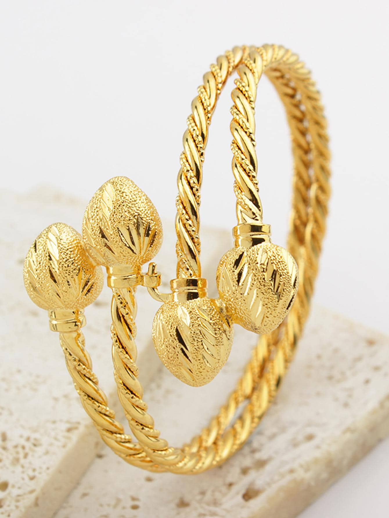 SHEIN أسورة بتصميم قلب ملتوي نحاسي