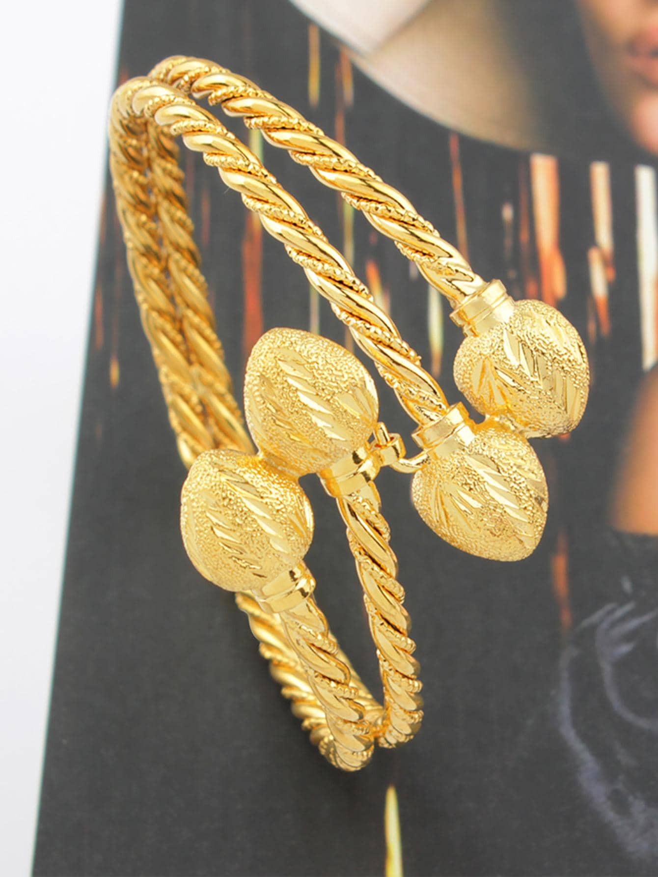 SHEIN أسورة بتصميم قلب ملتوي نحاسي