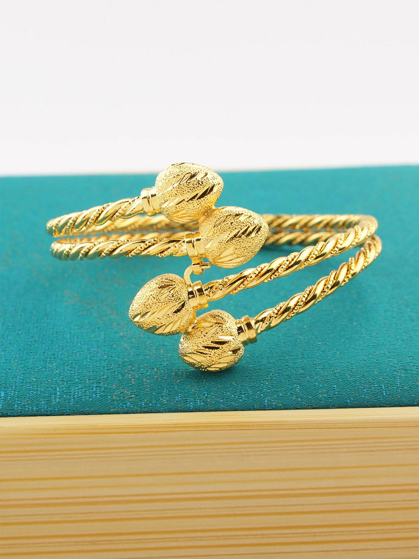 SHEIN أسورة بتصميم قلب ملتوي نحاسي