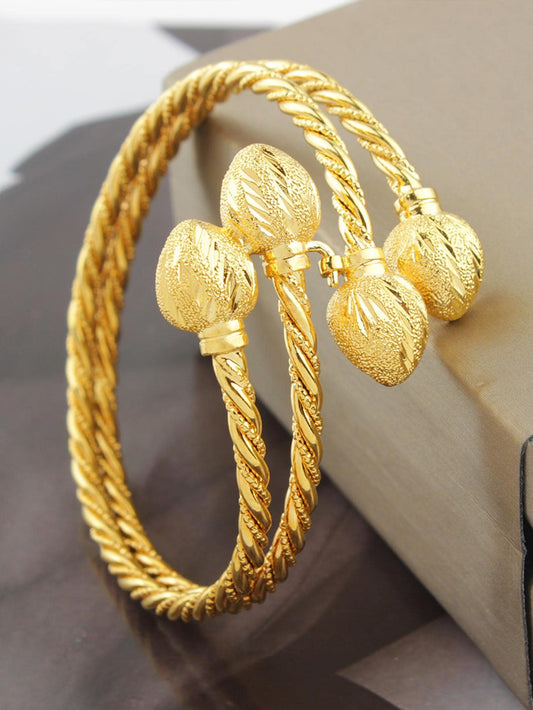 SHEIN أسورة بتصميم قلب ملتوي نحاسي