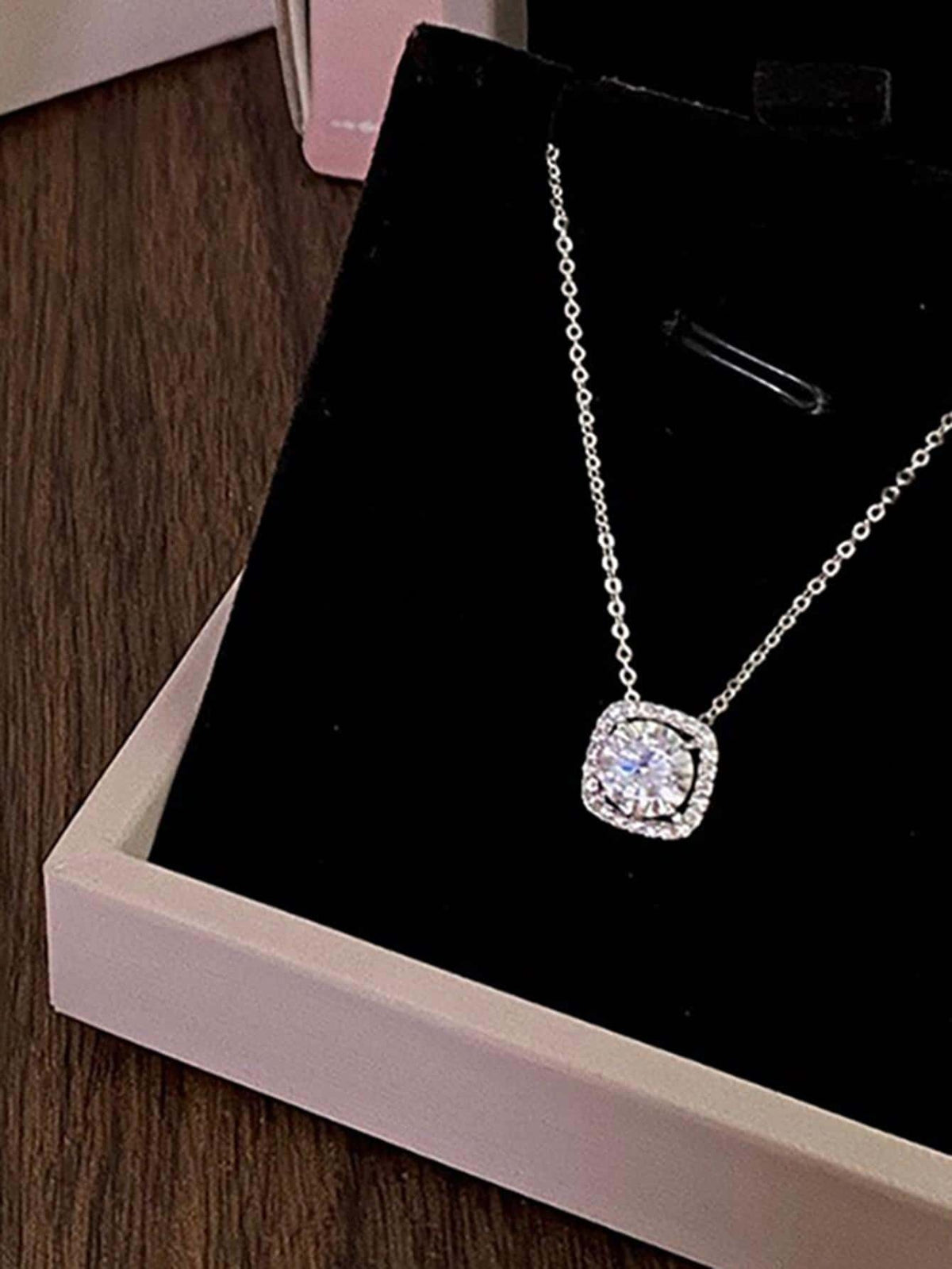SHEIN قلادة بتعليقة حجر الراين