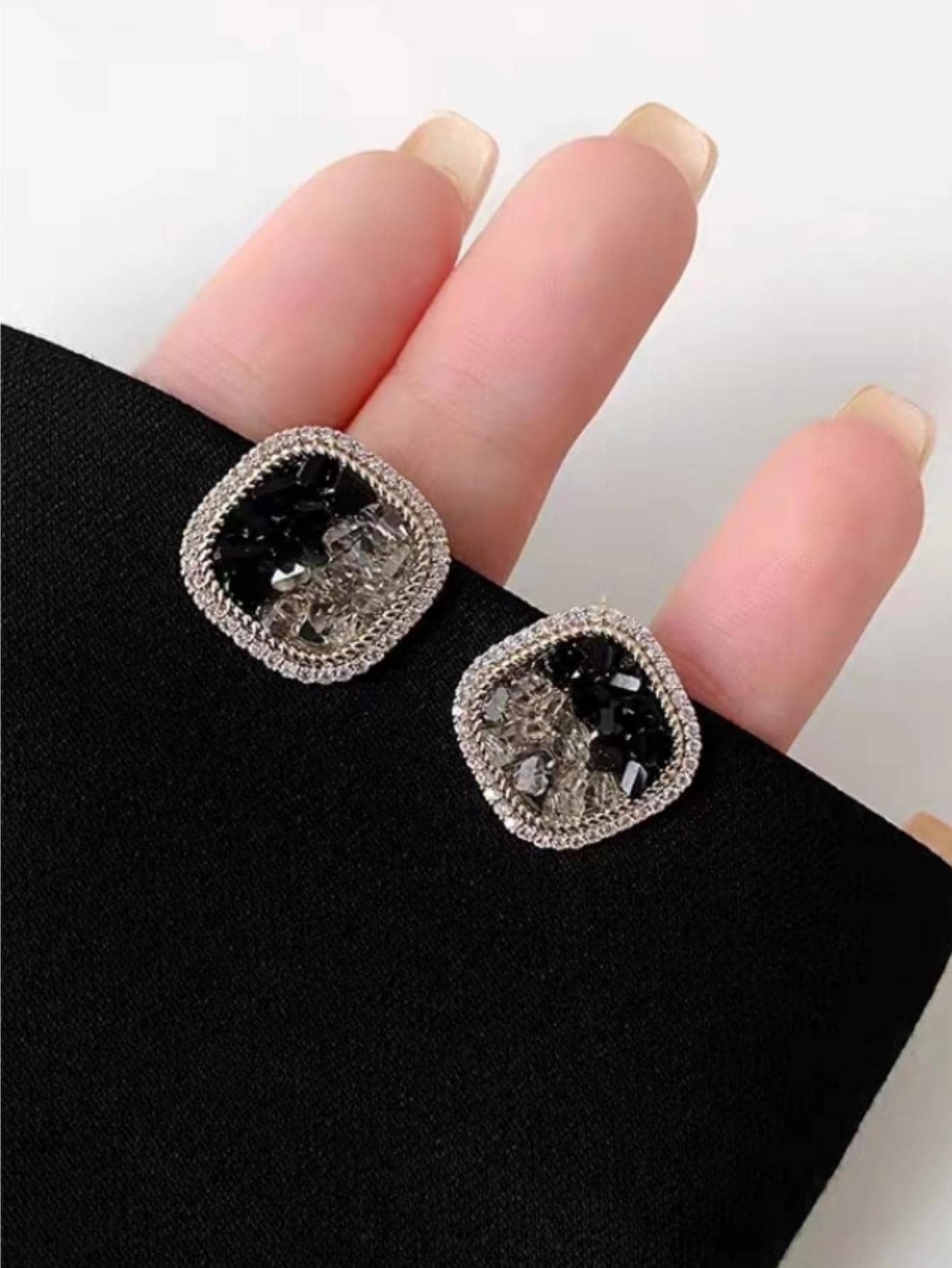 SHEIN زوج أقراط مربعة فرنسية كريستال أسود وزركونيا