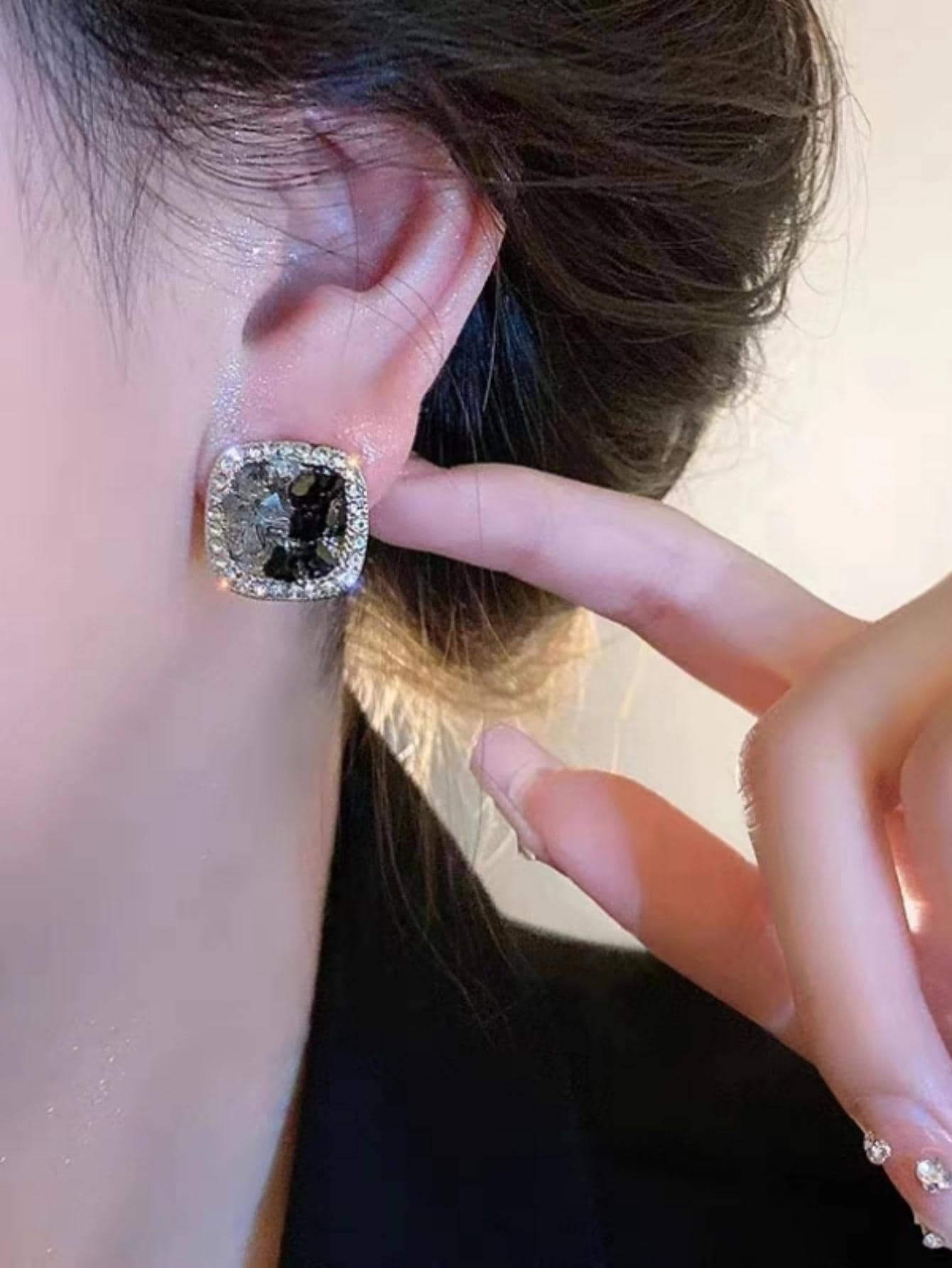 SHEIN زوج أقراط مربعة فرنسية كريستال أسود وزركونيا