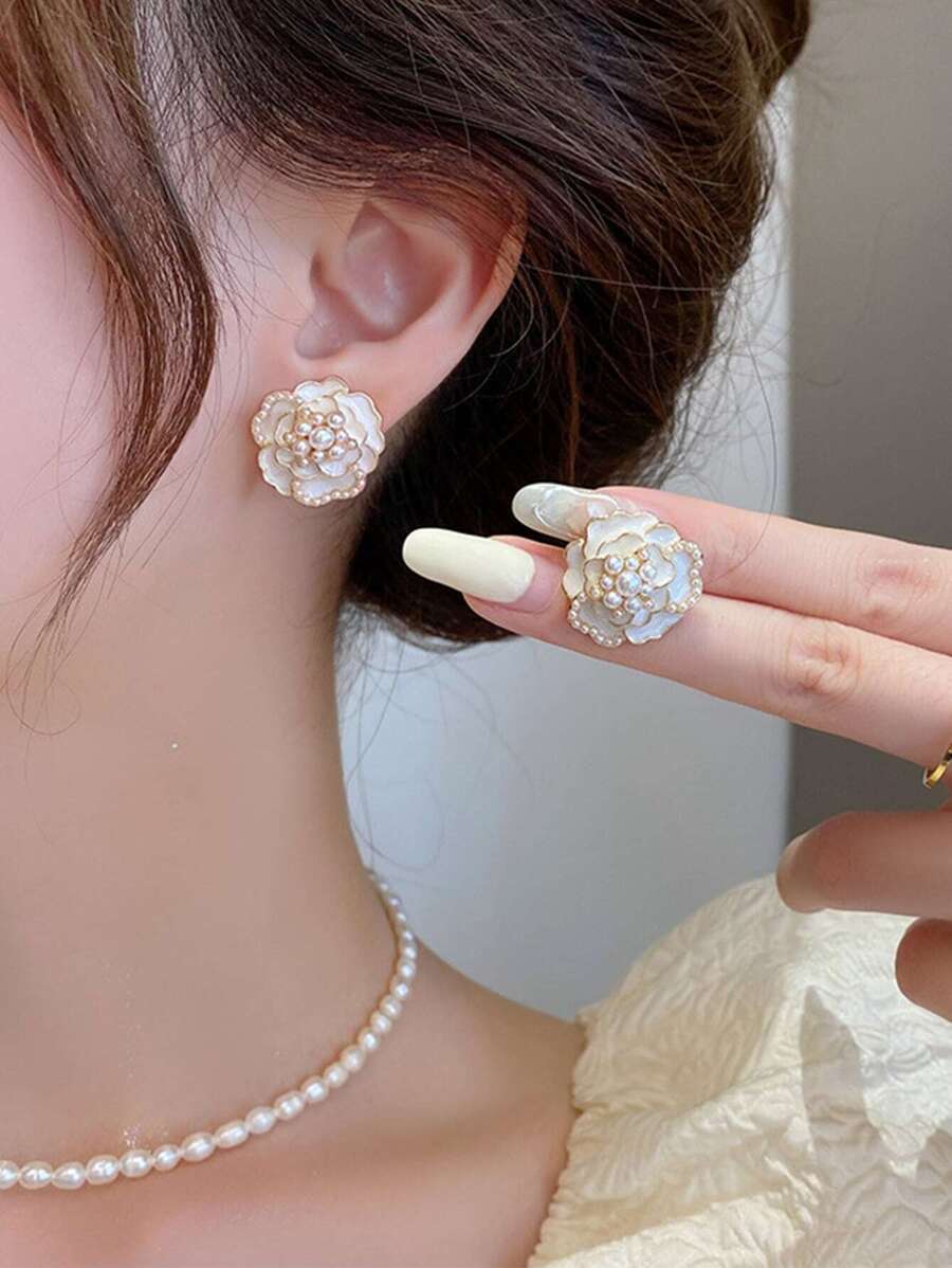 SHEIN Topshiny زوج أقراط مطرزة بالإبرة الفضية والأزهار الكاميليا