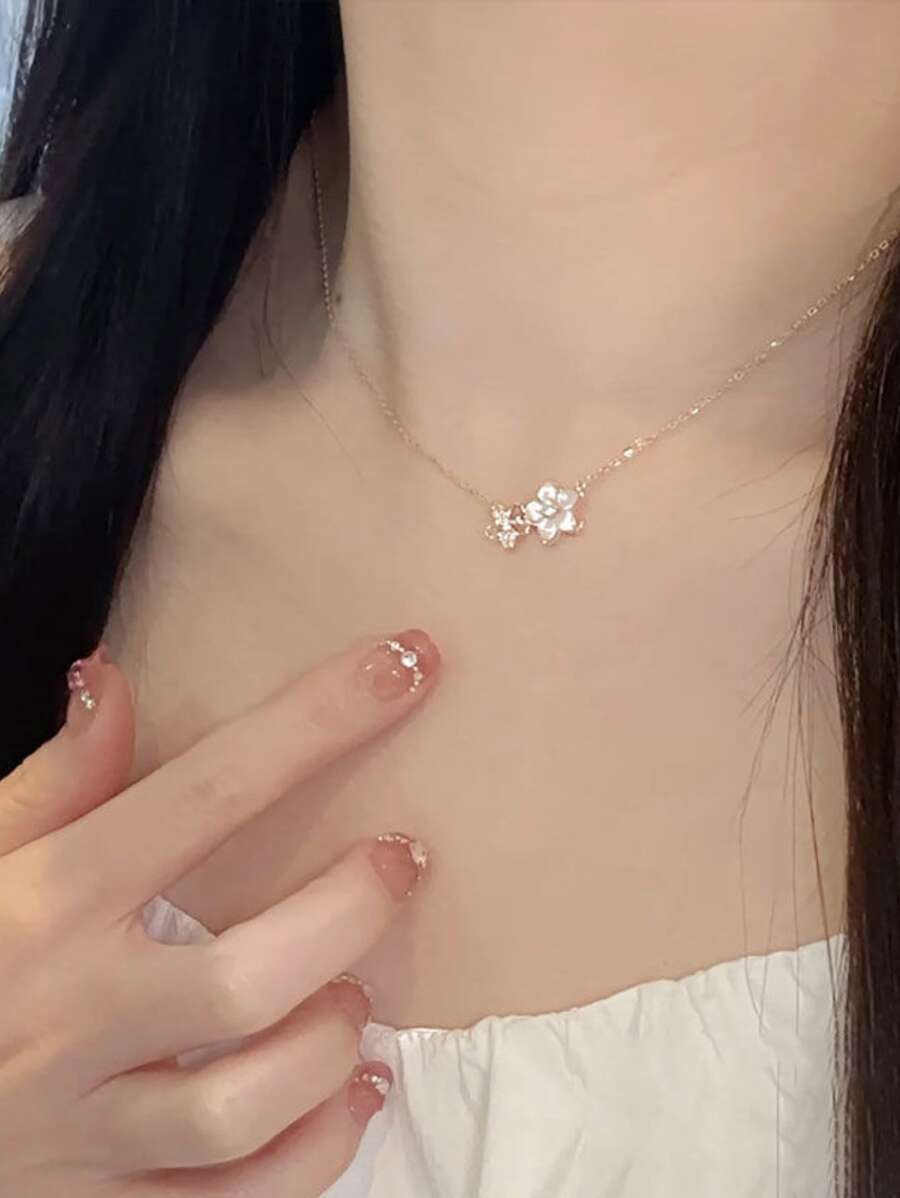 SHEIN قلادة زهرة الكرز أنيقة بتصميم فريد