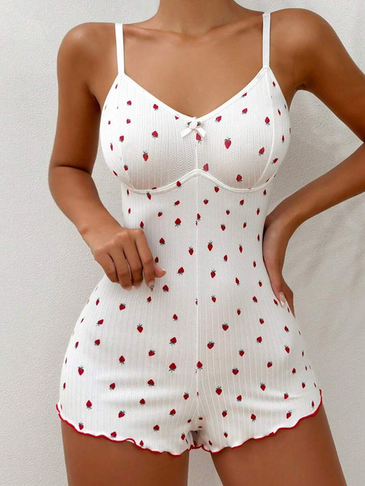 SHEIN CottageSlumber رومبير أبيض قصير بطبعة فراولة وحواف خس