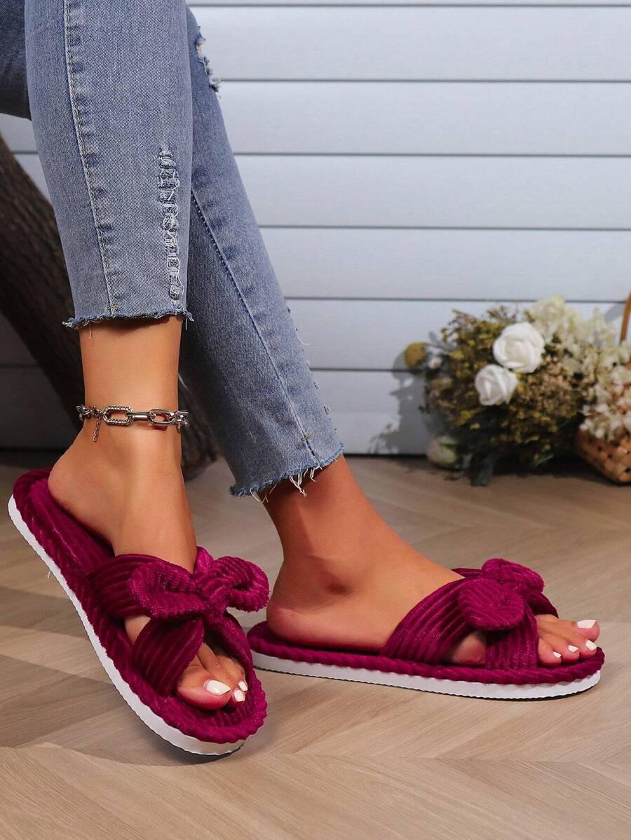 SHEIN شبشب منزلي بفتحة أصابع وفيونكة حمراء
