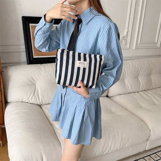SHEIN حقيبة مكياج أزرق داكن مقاومة للماء، سعة كبيرة بتصميم مخطط، مناسبة للسفر والتخزين وتنظيم أدوات التجميل