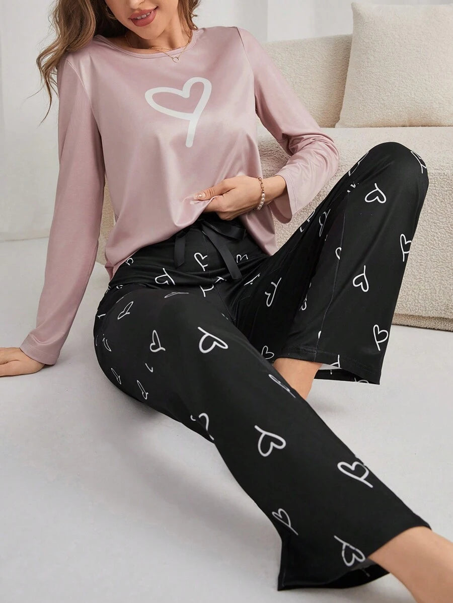 SHEIN طقم بيجامة تي شيرت وبنطلون مطبوع بالقلوب