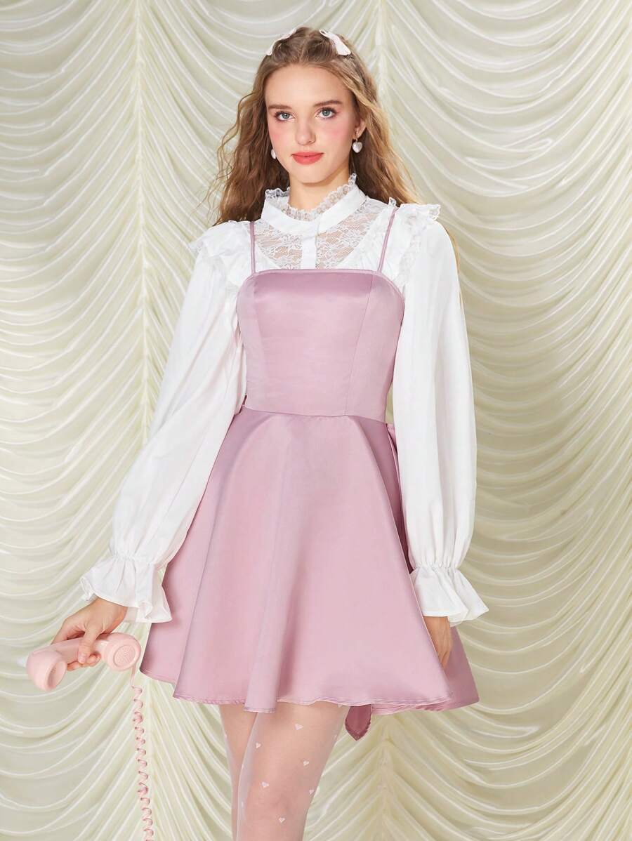 SHEIN X Garcia Sisters MOD فستان قصير وردي بحمالات سباغيتي وشريط دانتيل