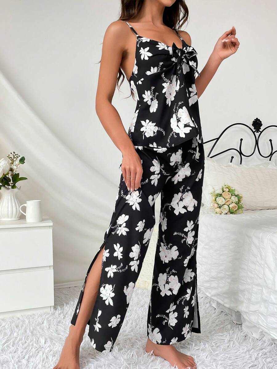 SHEIN طقم بيجامة بطبعة زهور مع عقدة أمامية وفتحة على الفخذ