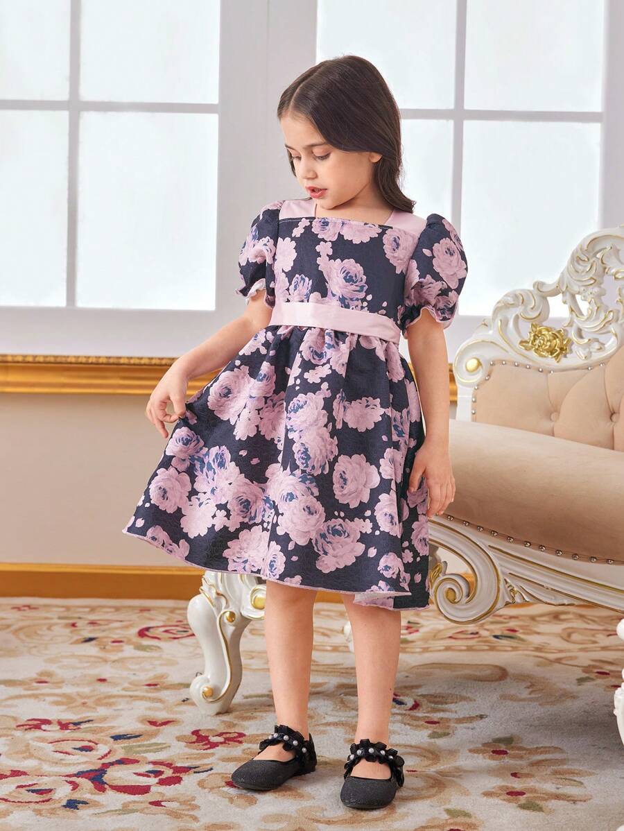 SHEIN Kids فستان بنات أنيق بنمط سيدة نبيلة مزين بالزهور، مع أكمام منفوخة وحزام، يأتي مع قبعة، صيفي