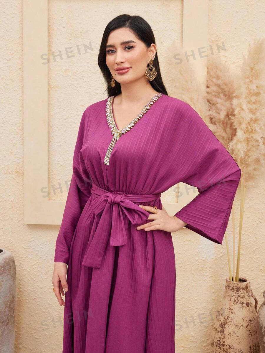 SHEIN Najma فستان محدد مزركش بالكريستال برقبة على شكل V وخصر مشدود
