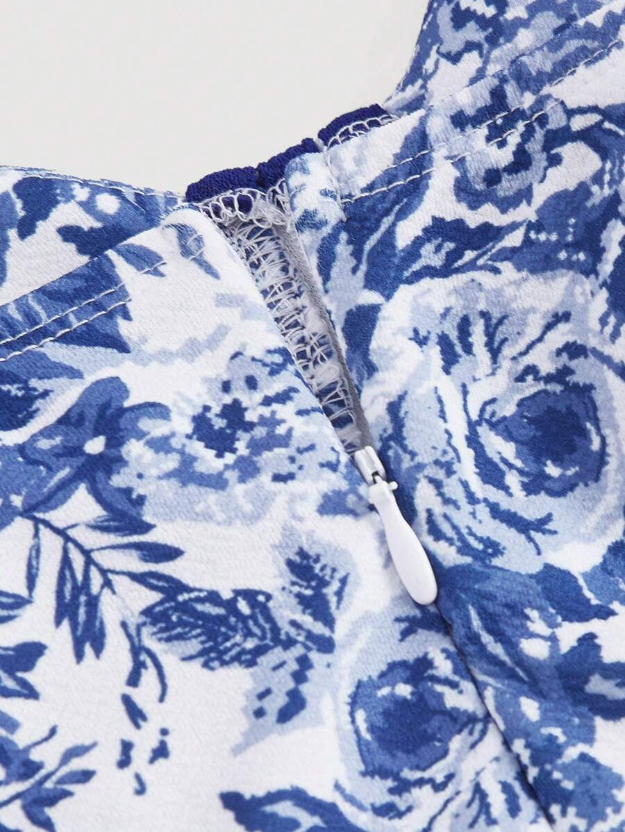 SHEIN MOD فستان قصير بعقدة خصر شريط أبيض وأزرق وطباعة زهرية