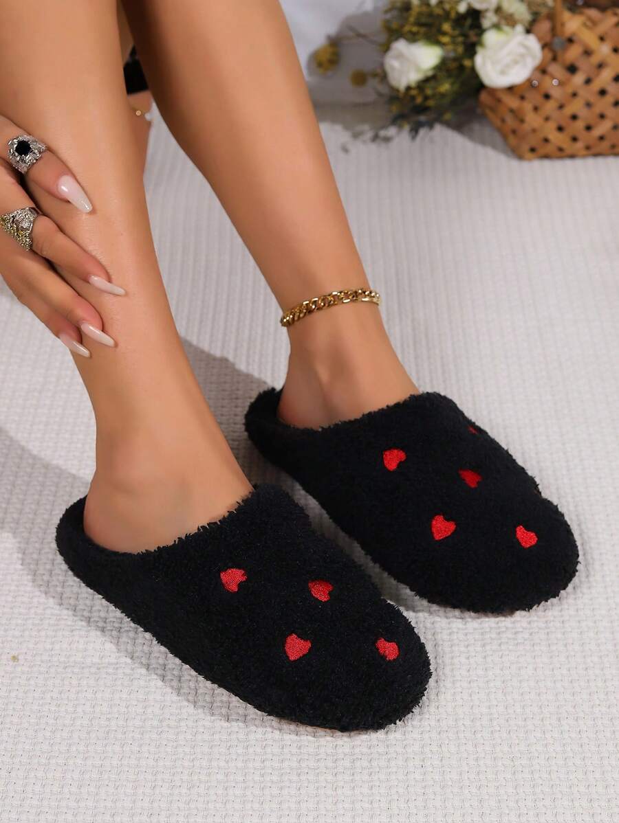 SHEIN شبشب نسائي اسود على شكل قلب من الفرو الناعم