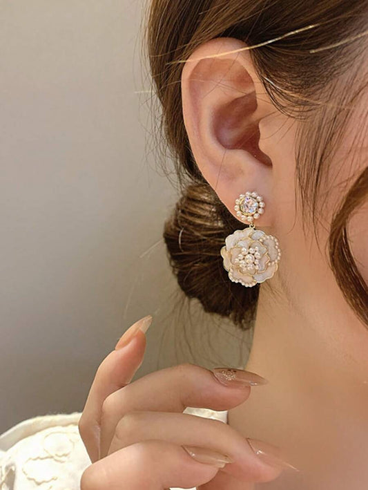 SHEIN زوج أقراط بتصميم زهور بيضاء مزينة بأصداف لؤلؤ صناعي