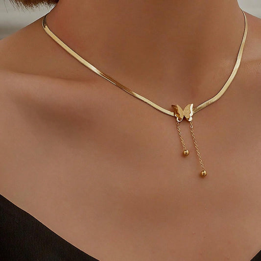 SHEIN قلادة ذهبية بديكور فراشة