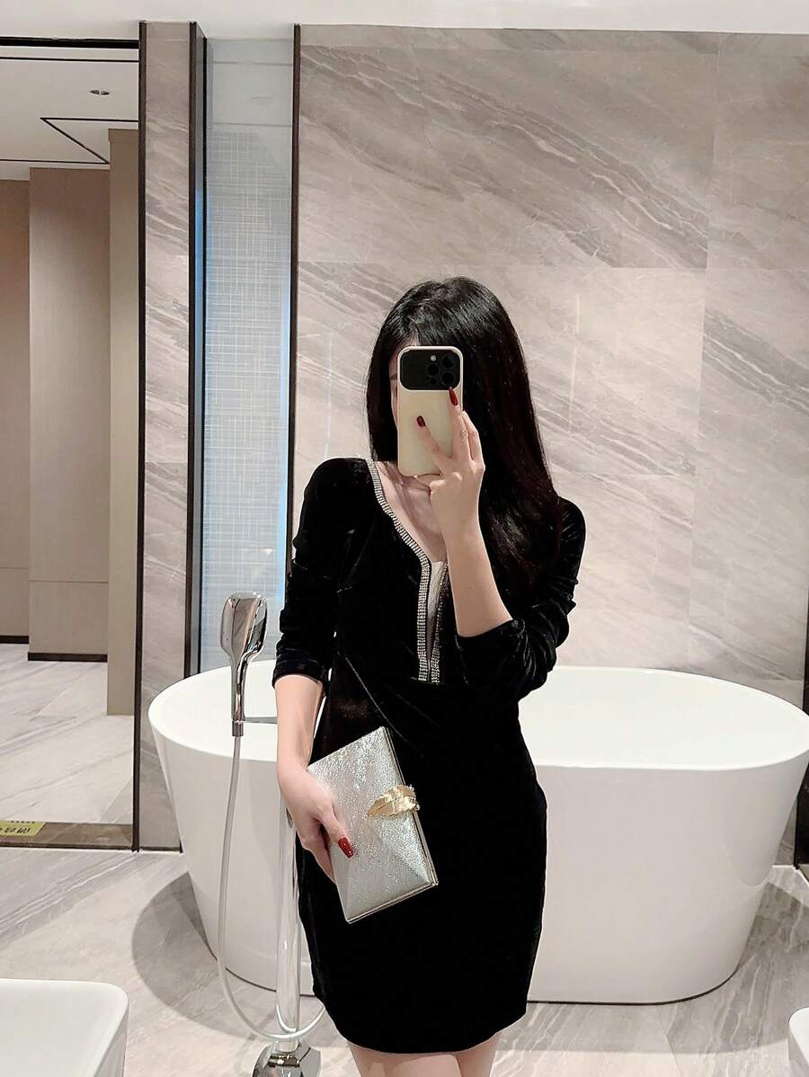 SHEIN حقيبة مساء صندوقية معدنية بقفل أوراق براقة وحزام سلسلة