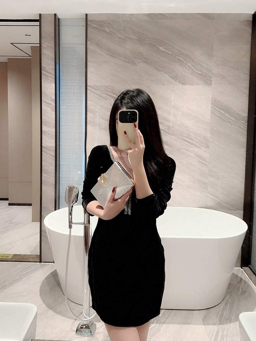 SHEIN حقيبة مساء صندوقية معدنية بقفل أوراق براقة وحزام سلسلة