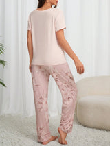 SHEIN Dream Adore طقم بيجامة بياقة دائرية وأكمام قصيرة وبنطال بطبعة زهور