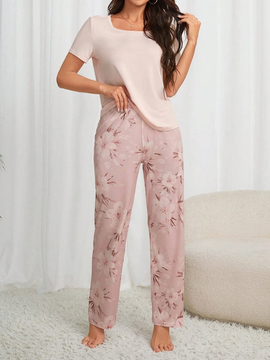 SHEIN Dream Adore طقم بيجامة بياقة دائرية وأكمام قصيرة وبنطال بطبعة زهور