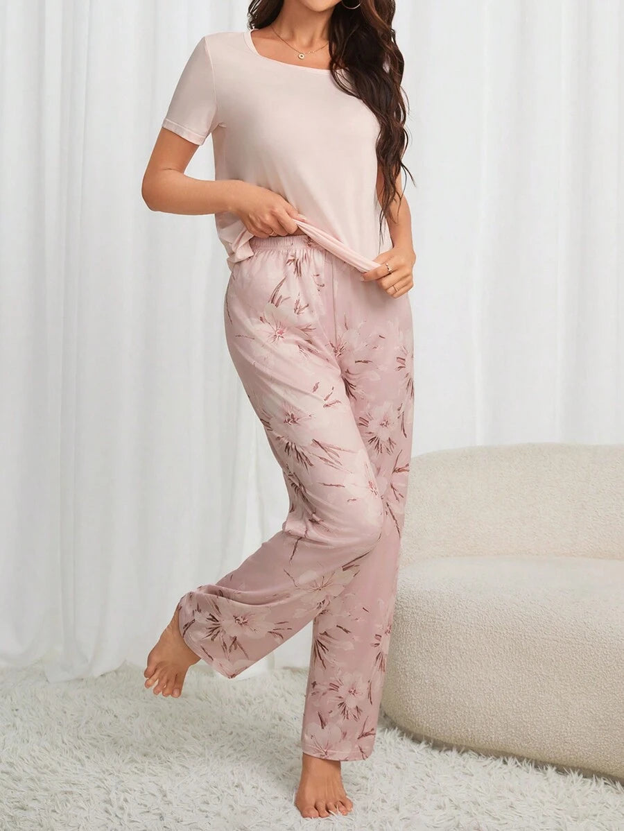 SHEIN Dream Adore طقم بيجامة بياقة دائرية وأكمام قصيرة وبنطال بطبعة زهور