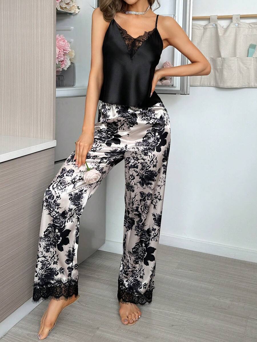 SHEIN LuxeNights طقم بيجامة من توب بحمالات دانتيل وبنطلون مطبوع