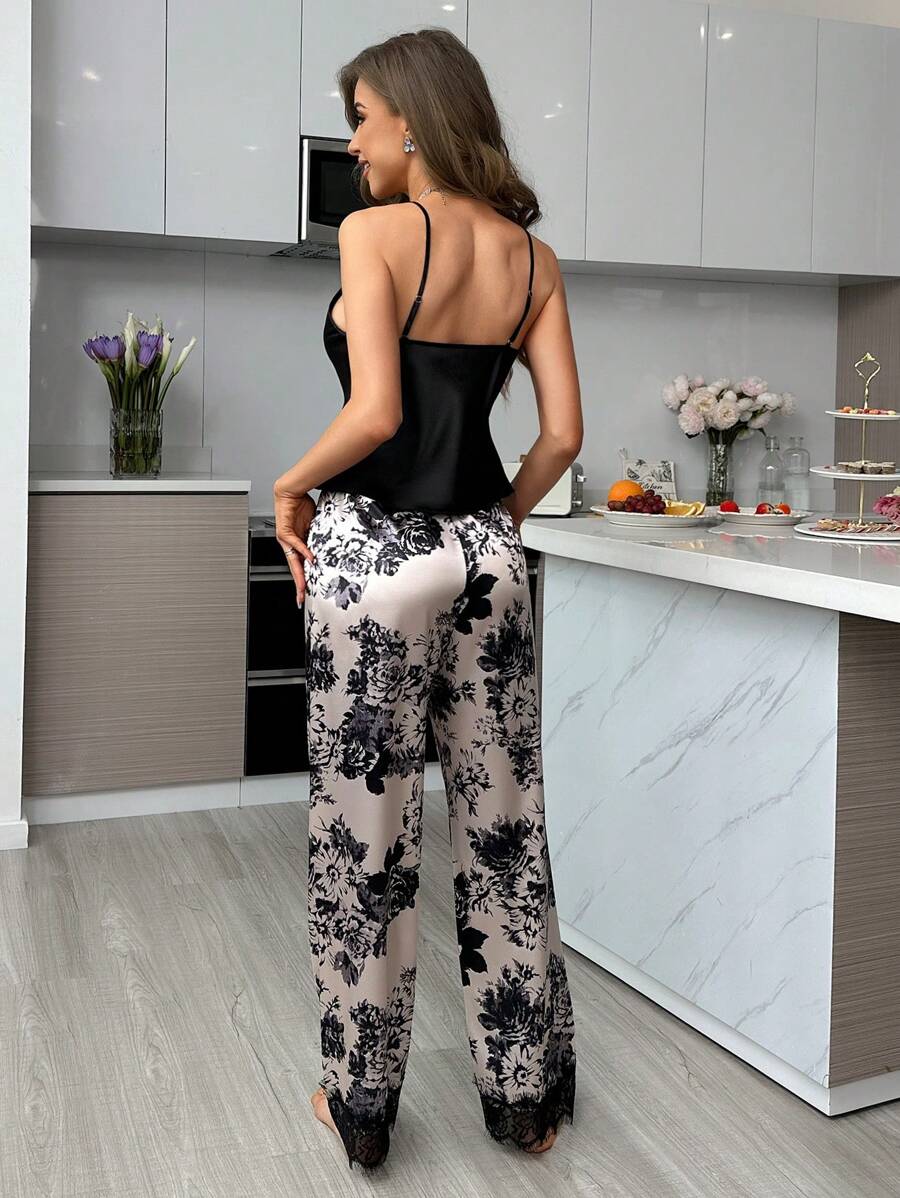 SHEIN LuxeNights طقم بيجامة من توب بحمالات دانتيل وبنطلون مطبوع