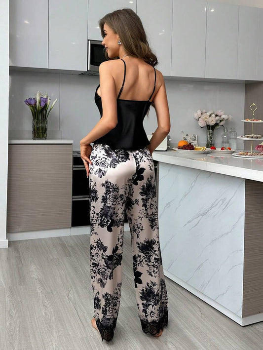SHEIN LuxeNights طقم بيجامة من توب بحمالات دانتيل وبنطلون مطبوع