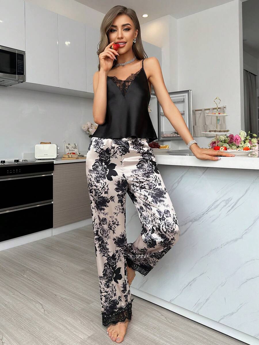 SHEIN LuxeNights طقم بيجامة من توب بحمالات دانتيل وبنطلون مطبوع
