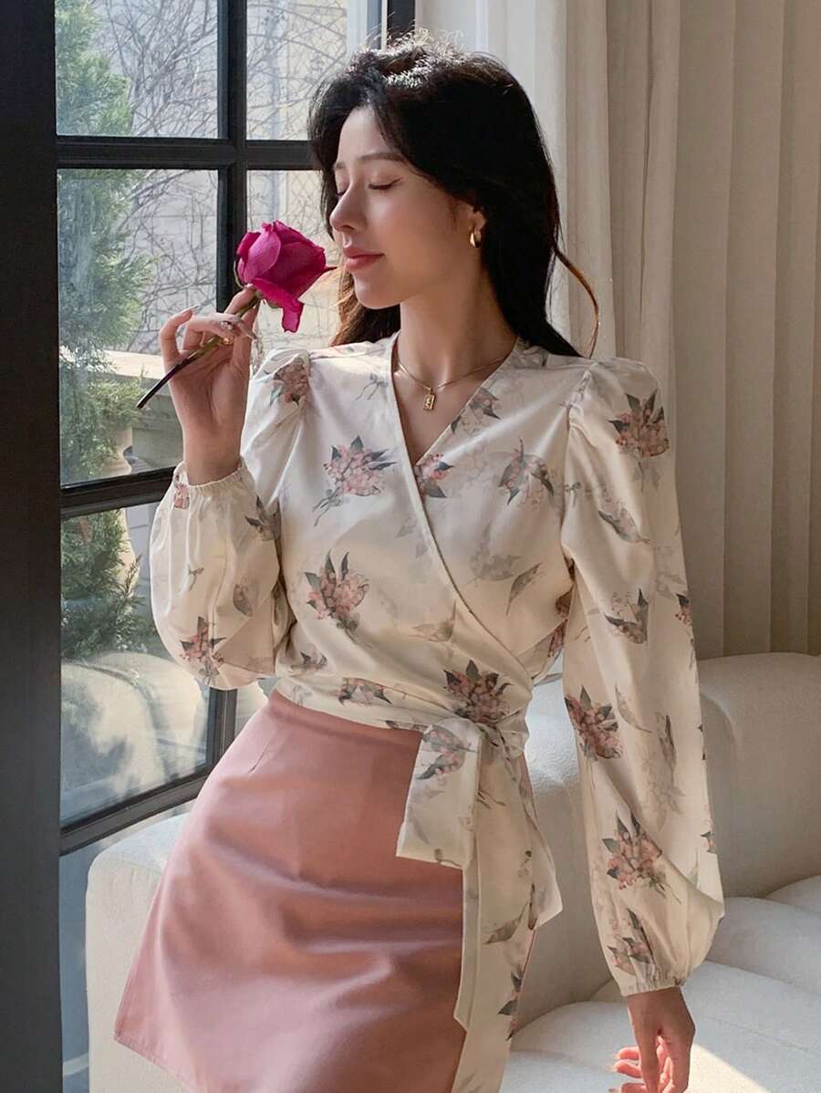 SHEIN DAZY قميص مقصّر بطبعة زهرية وربطة أمامية