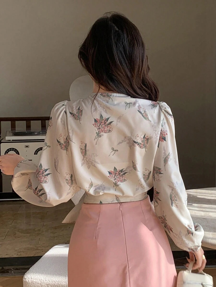 SHEIN DAZY قميص مقصّر بطبعة زهرية وربطة أمامية