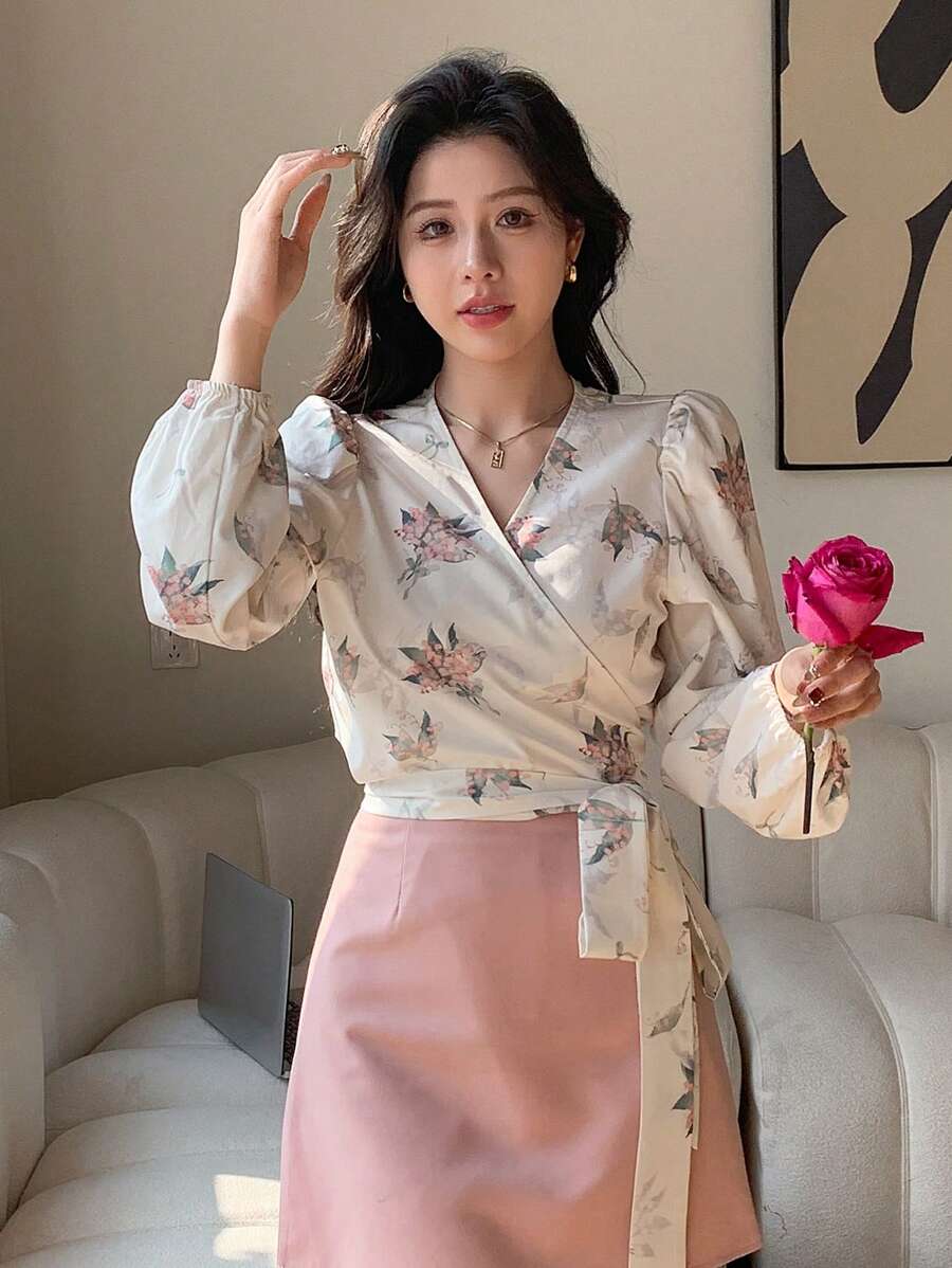 SHEIN DAZY قميص مقصّر بطبعة زهرية وربطة أمامية