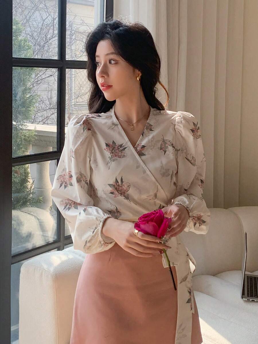 SHEIN DAZY قميص مقصّر بطبعة زهرية وربطة أمامية