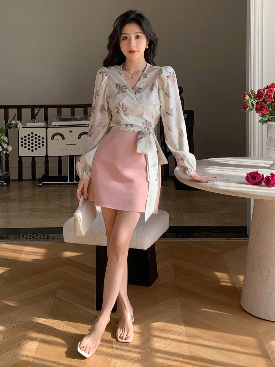 SHEIN DAZY قميص مقصّر بطبعة زهرية وربطة أمامية