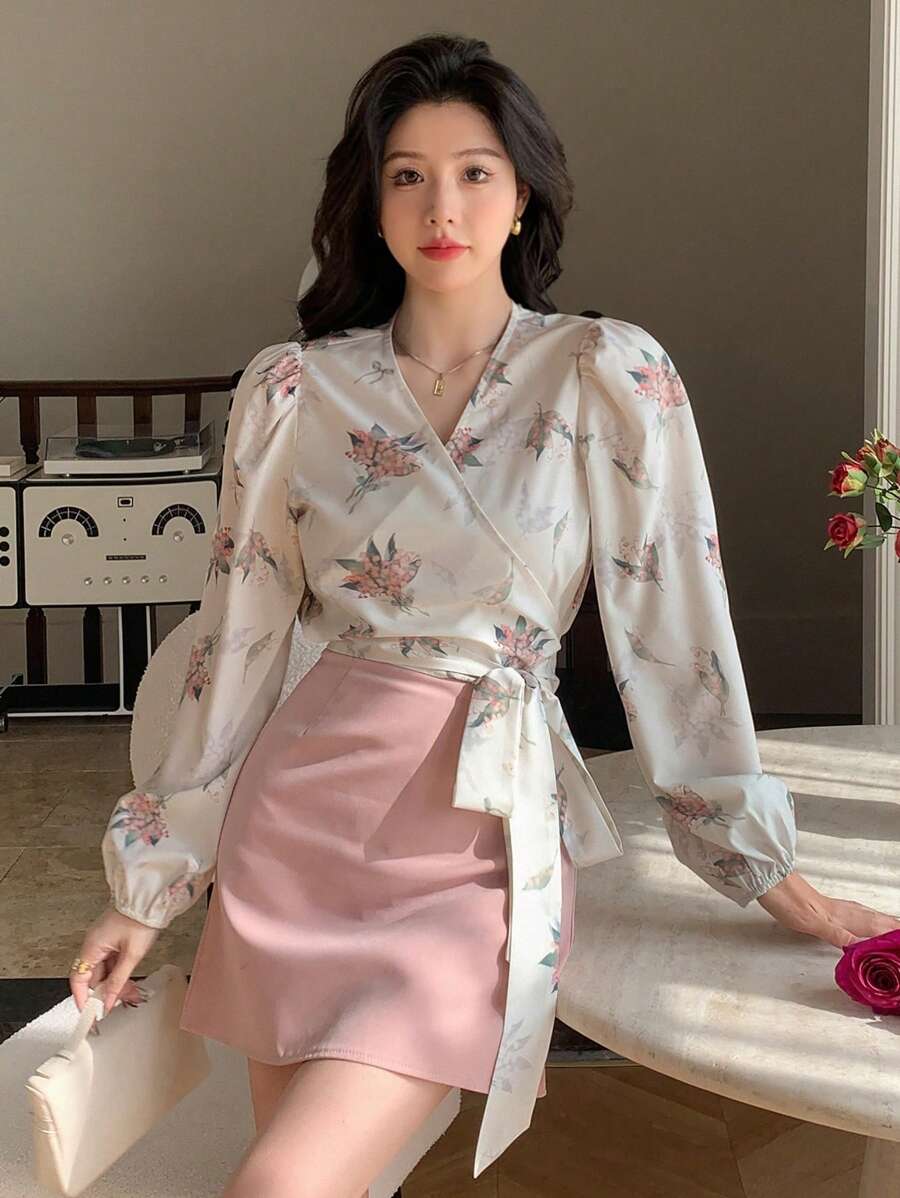 SHEIN DAZY قميص مقصّر بطبعة زهرية وربطة أمامية