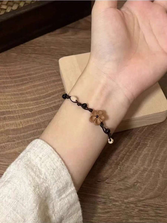 SHEIN سوار اسود يدوي مزين بزهور الخوخ
