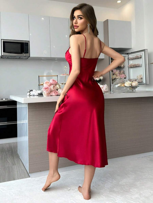 SHEIN SilkySpell فستان نوم طويل بحمالات مزين بالتطريز وشق جانبي