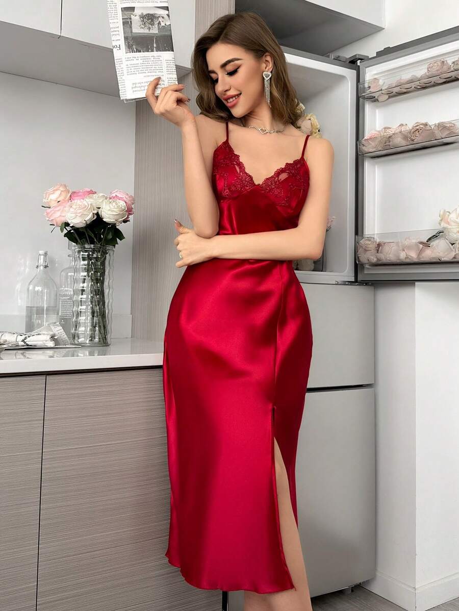 SHEIN SilkySpell فستان نوم طويل بحمالات مزين بالتطريز وشق جانبي