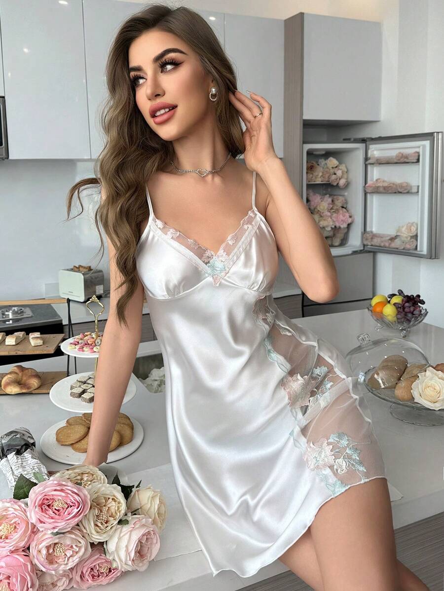 SHEIN فستان نوم بحاشية شبك وتطريز زهري