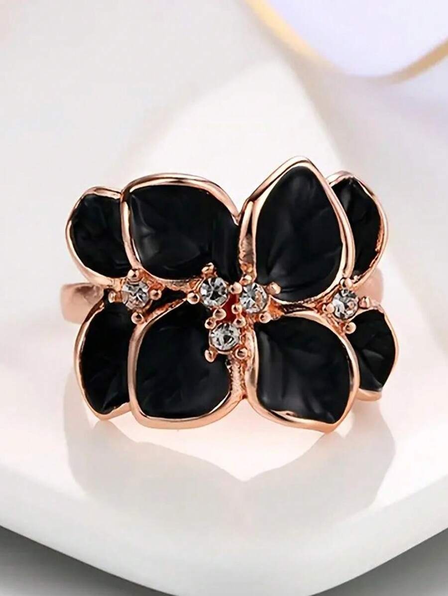 SHEIN عقد وأقراط بتصميم ورد أنيق