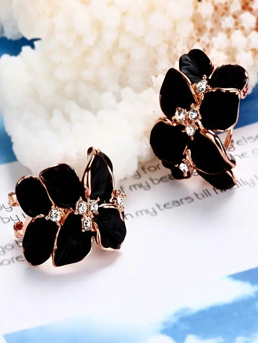 SHEIN عقد وأقراط بتصميم ورد أنيق