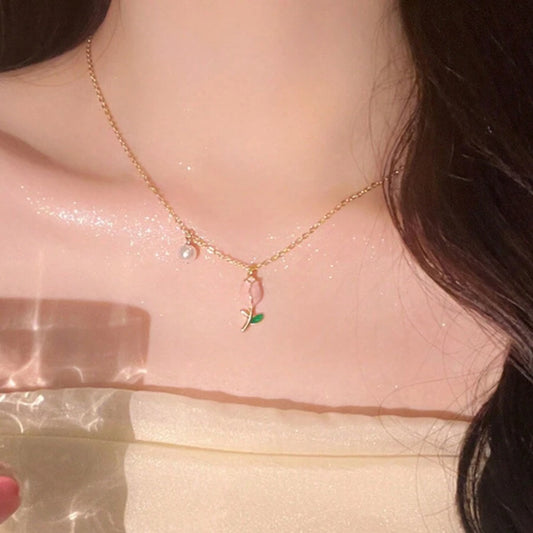 SHEIN قلادة توليب مزينة باللؤلؤ الصناعي بتصميم جذاب