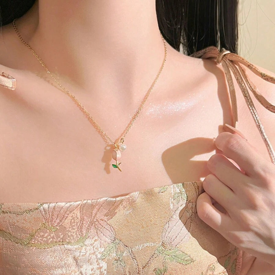 SHEIN قلادة توليب مزينة باللؤلؤ الصناعي بتصميم جذاب