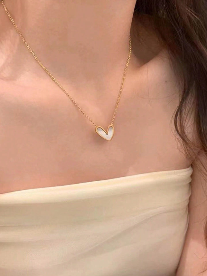 SHEIN INS قلادة على شكل قلب ذهبي