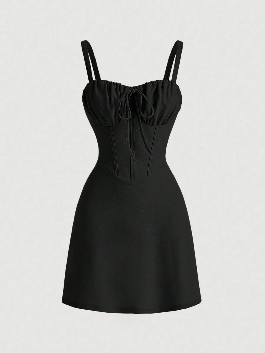 SHEIN MOD فستان أسود قصير بدون أكمام بربطة خصر وطيات