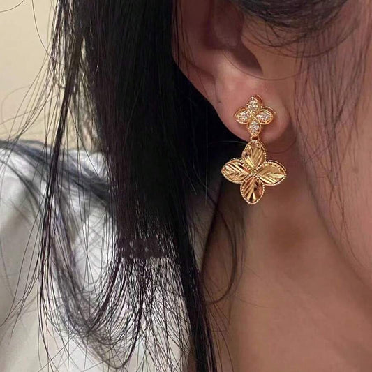 SHEIN زوج أقراط مزهرة بطراز فرنسي بسيط