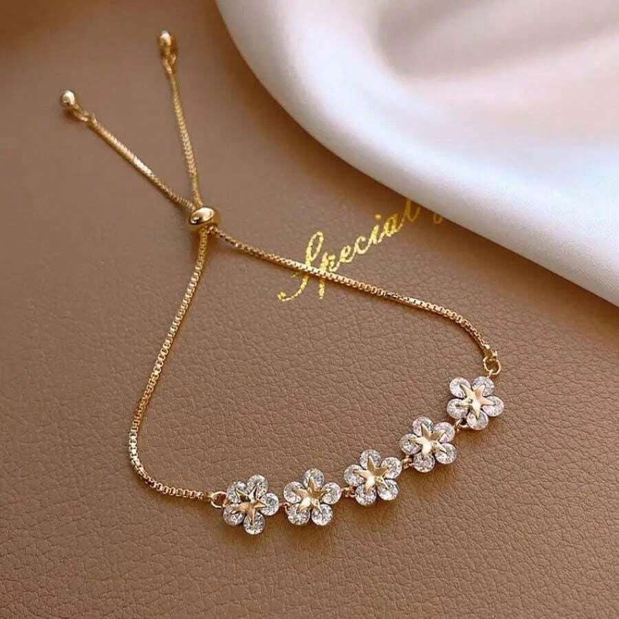 SHEIN سوار بتصميم زهرة الثلج اللامعة مرصّع بحجر الراين المتلألئ