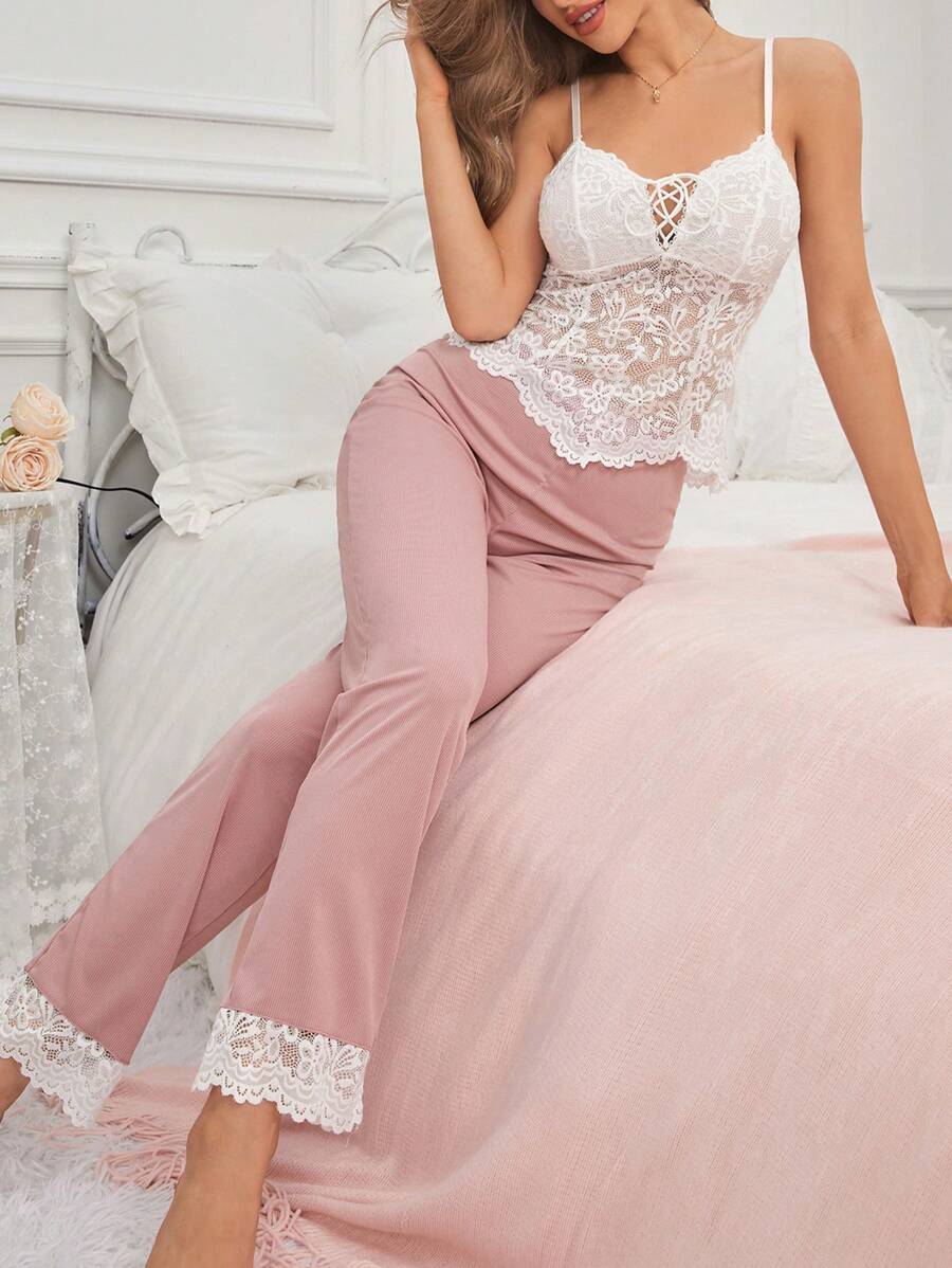 SHEIN طقم بيجامة 2 قطعة توب كامي أبيض وبنطلون كتل لون دانتيل