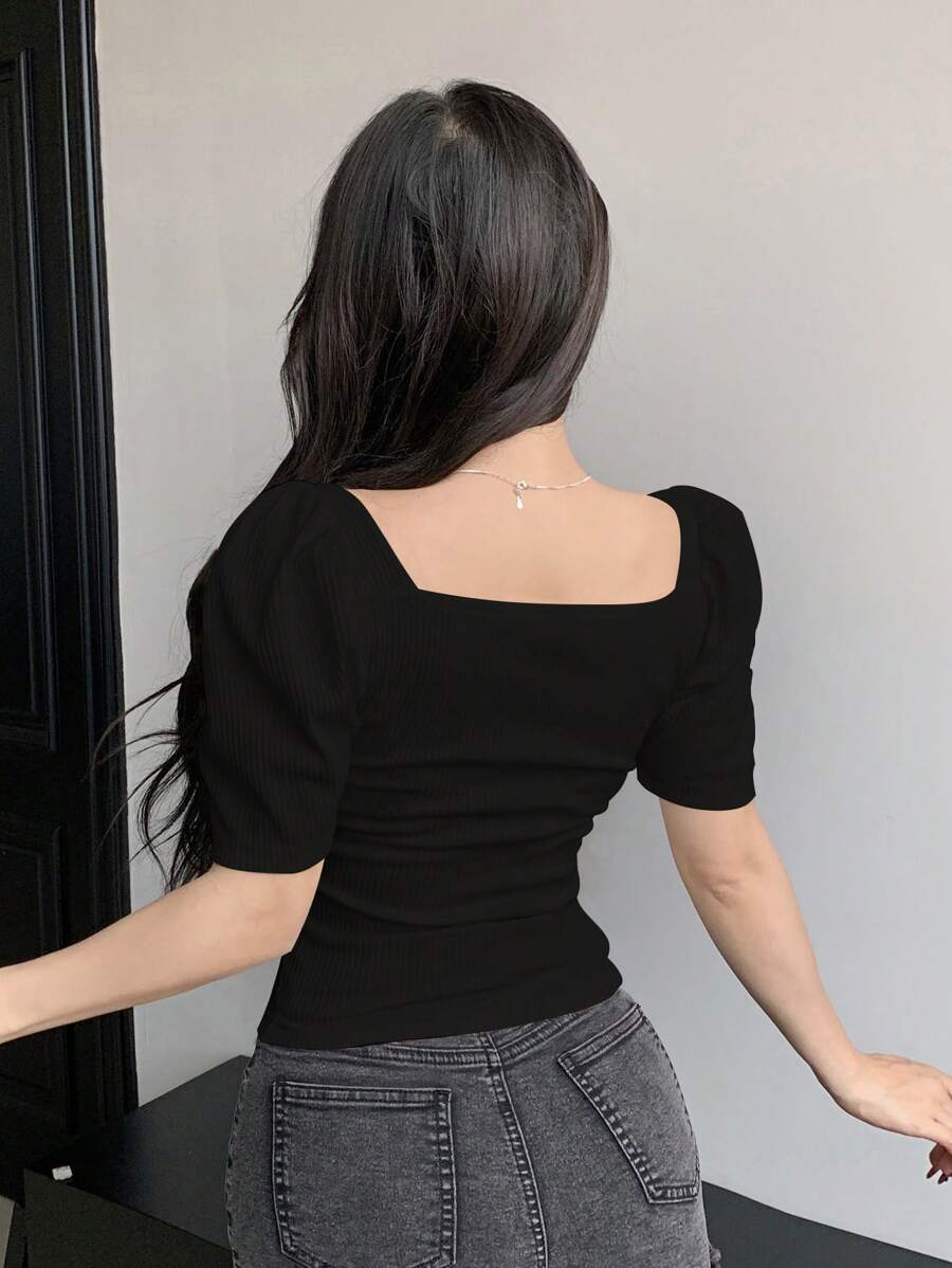 SHEIN DAZY تي شيرت أسود ضيق بياقة مربعة وأكمام منتفخة